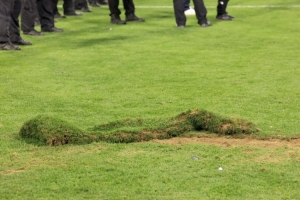 开云体育官网-记者：球迷欧冠决赛后破坏安联草皮，巴黎将被欧足联罚款