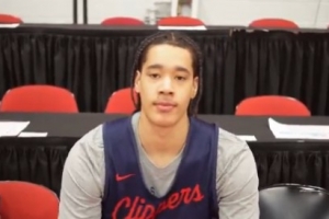 kaiyun-防守不错！30号秀尼德豪泽半场揽6板1断2帽&amp;3中0暂无得分进账