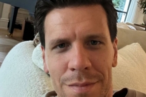 什琴斯尼将头发染回黑色：媳妇不喜欢金发，我不得不染回来