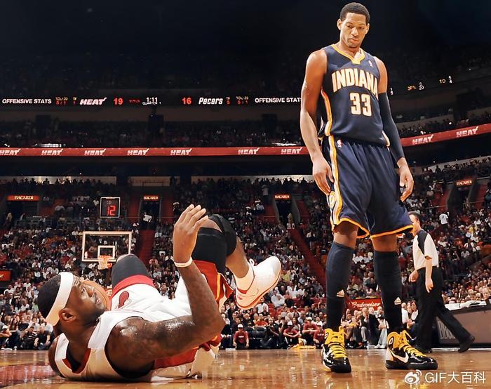 撞翻詹姆斯冷眼旁观，贫民窟到全明星的被低估领袖，记得格兰杰吗